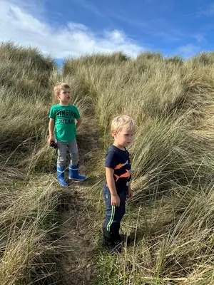 Julian en Ruben in de duinen